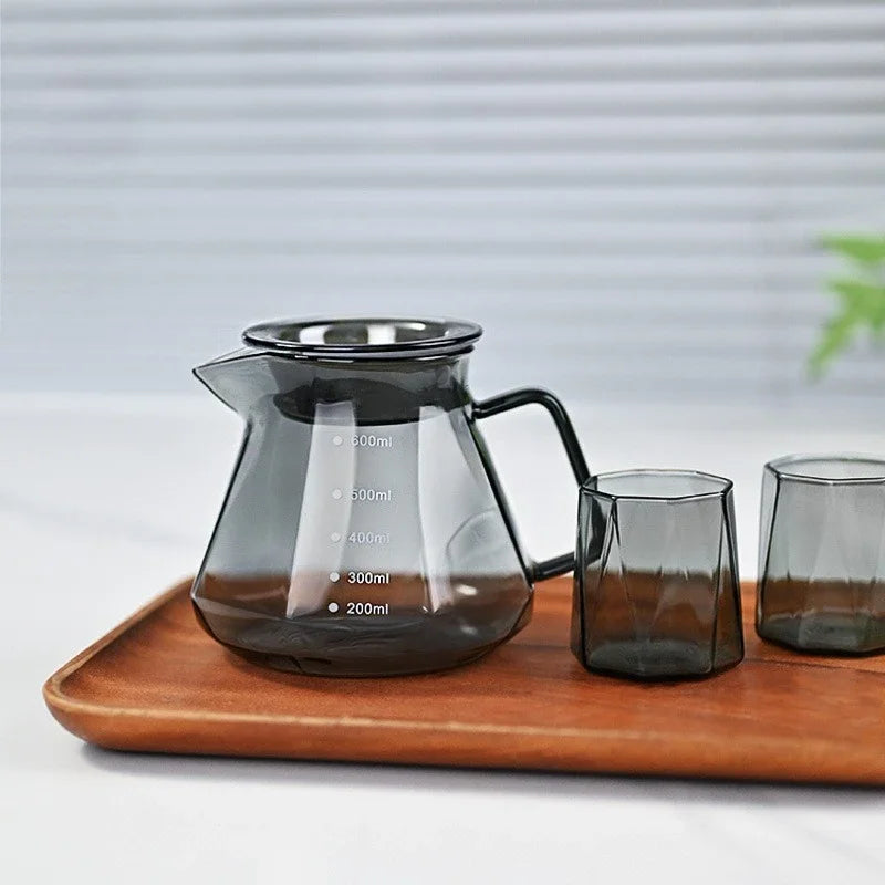 cafetière en verre sur plateau en bois