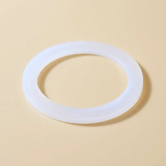 Joint de cafetière italienne en silicone blanc translucide, sur fond crème